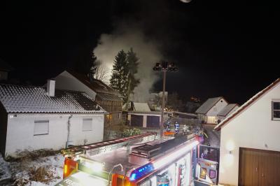 Notzingen: Anbau eines einstoeckigen Wohnhauses in Vollbrand - gluecklicherweise wurde niemand verletzt